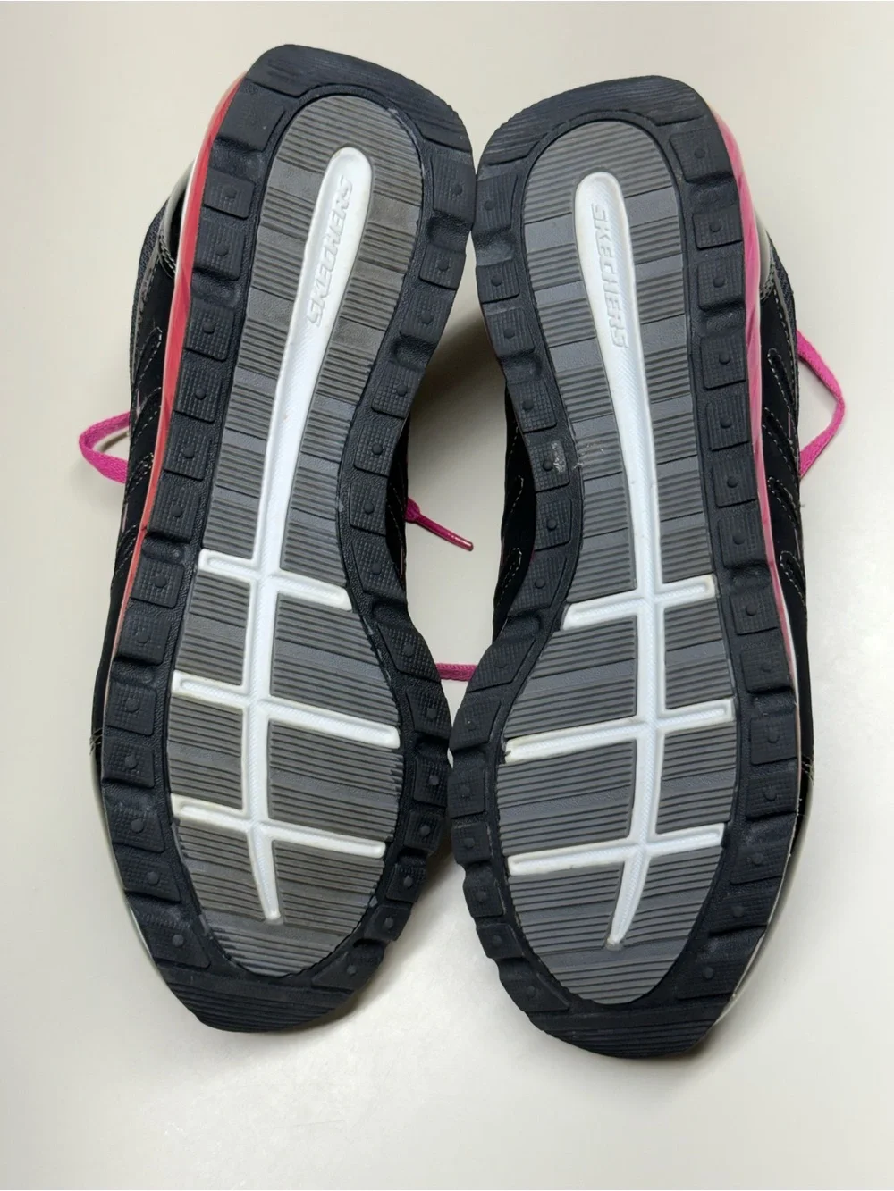 SKECHERS Women’s Athletic Walking Running Shoes Black Gray Pink Lace-Up Size 8.5